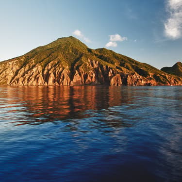 Spot Statia’s iconic blue beads beneath the water Image