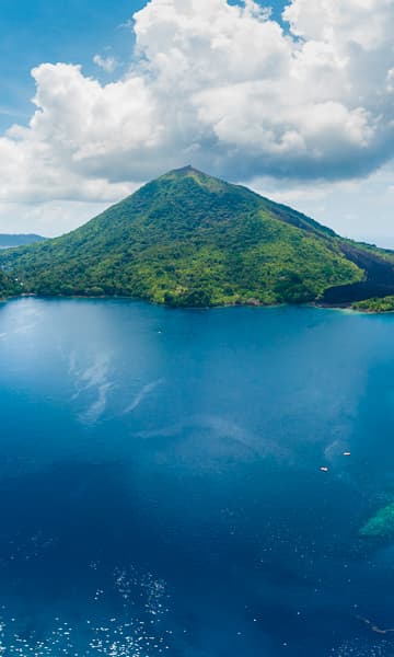 https://www.zubludiving.com/images/Indonesia/Banda-Sea/Banda-Sea-Forgotten-Islands-Indonesia-Portrait.jpg