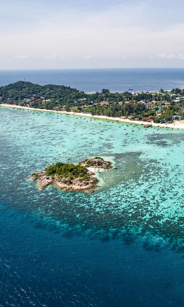 https://www.zubludiving.com/images/Thailand/Koh-Lipe-Tarutao/Koh-Lipe-Tarutao-Scuba-Diving-Thailand-portrait.jpg