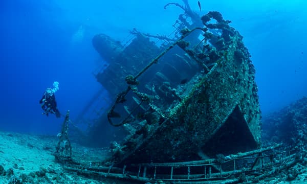 Exceptional wrecks of the Red Sea and Oman - a guide for scuba divers
