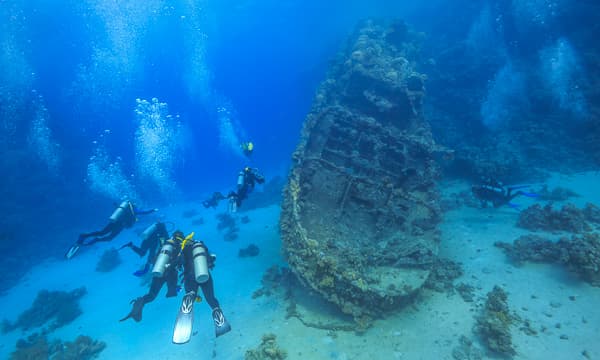 What to expect on a dive liveaboard trip?