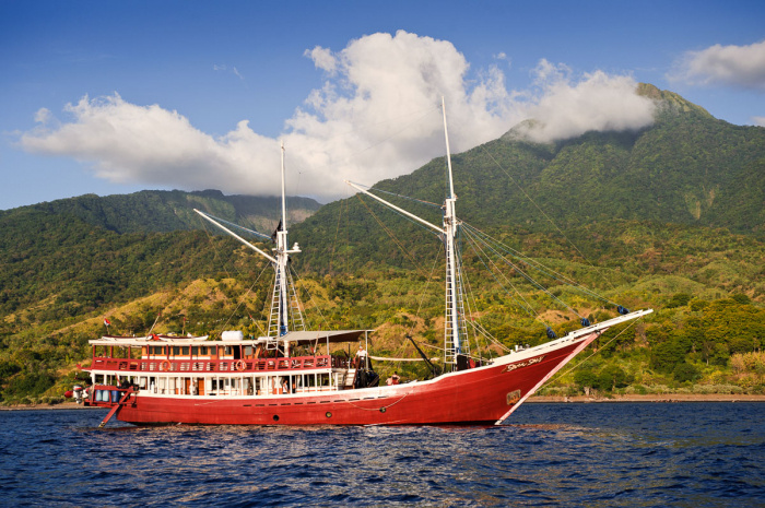 Phinisi Liveaboard Komodo Indonesia