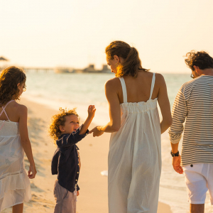 Family In The Beach Zublu Banner