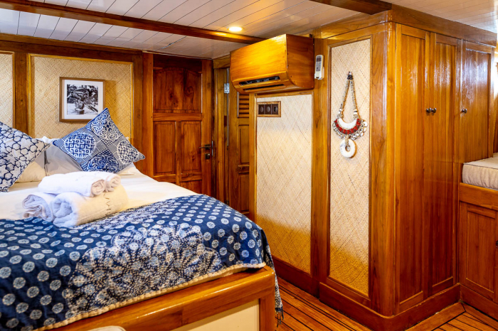 La Unua Charter Yacht 18