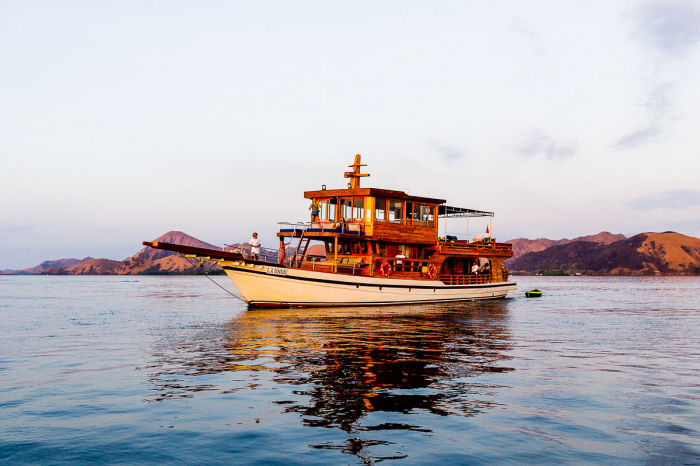 La Unua Charter Yacht