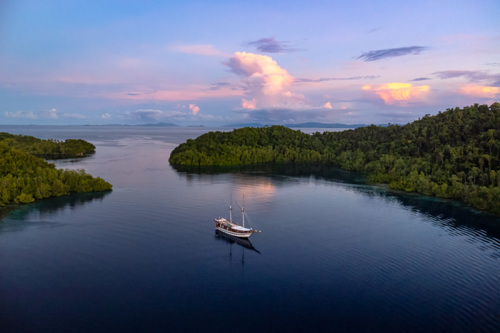 Majik Charter Yacht 20