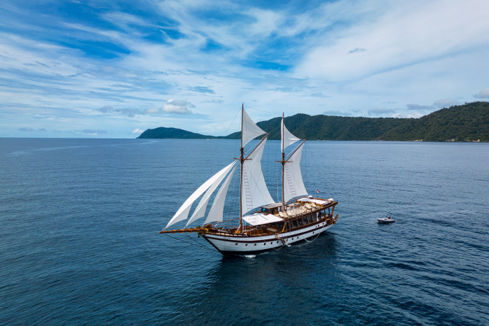 Majik Charter Yacht 22
