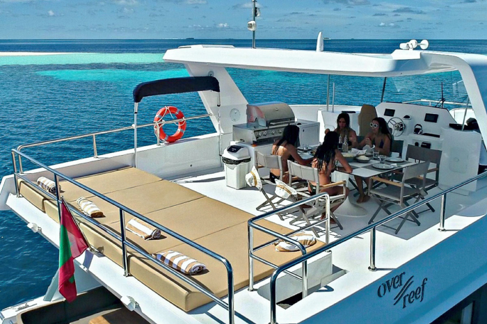 Over Reef Charter Yacht 10