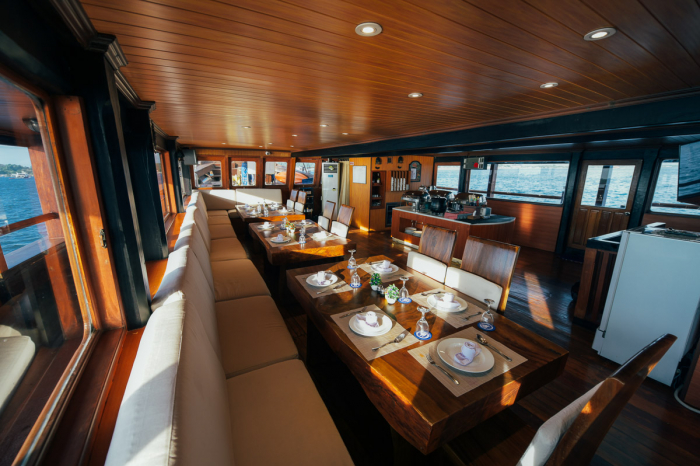 Sea Safari 8 ZuBlu Wife 700x466 image Sea Safari 8 ZuBlu