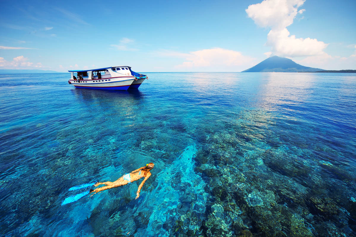 Exploring Bunaken's fringing reefs