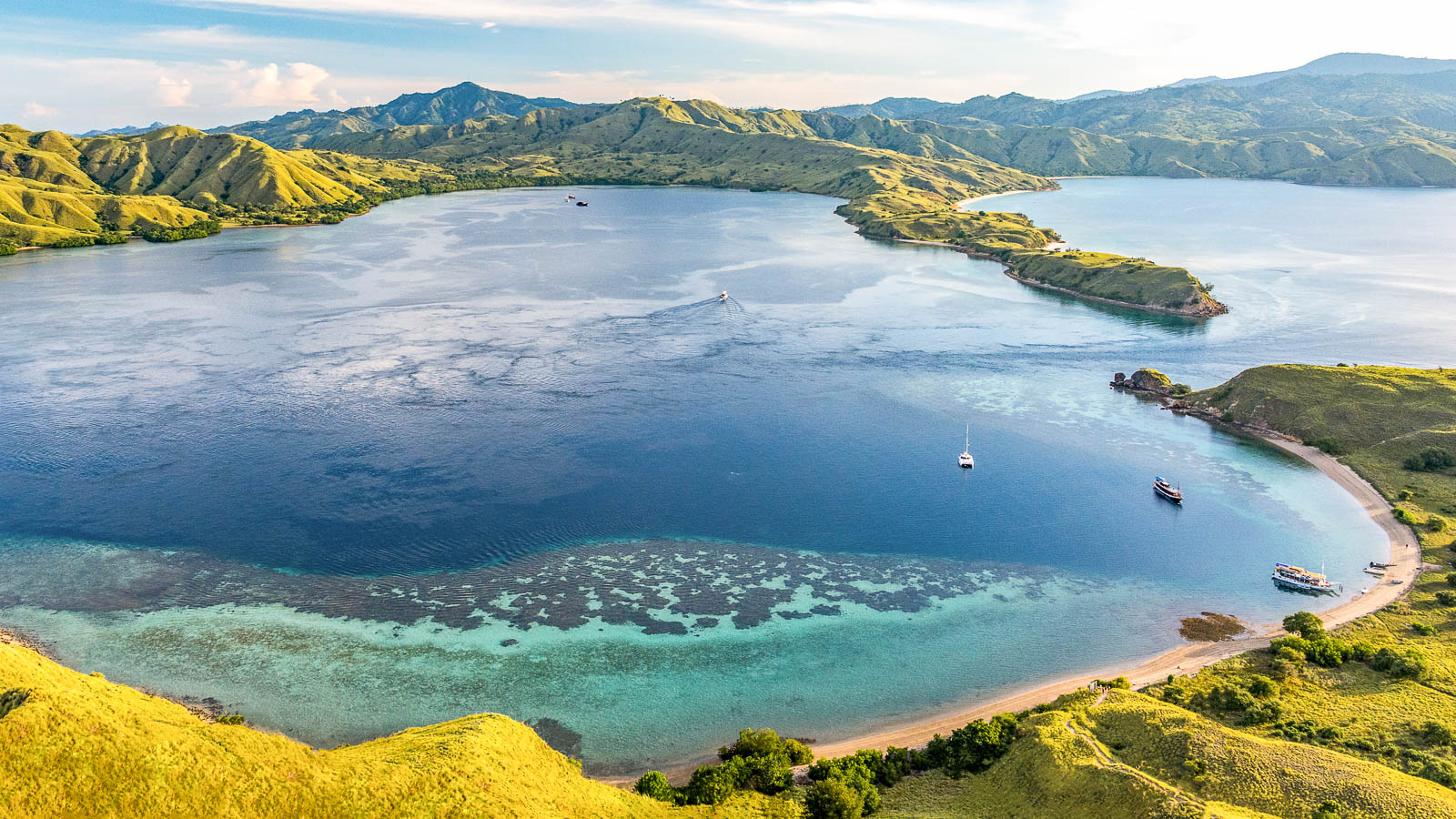 Top rated liveaboards in the Komodo National Park | ZuBlu