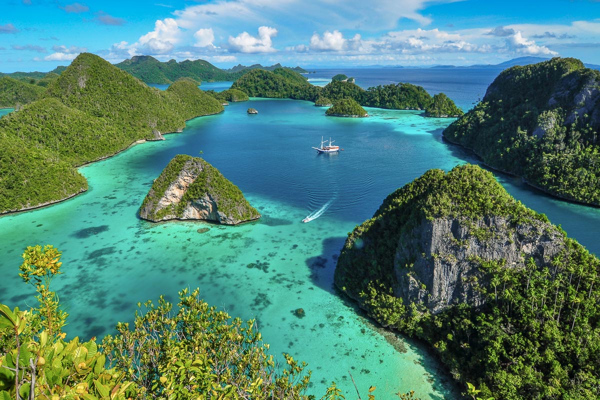 Phinisi liveaboard in Raja Ampat, Indonesia