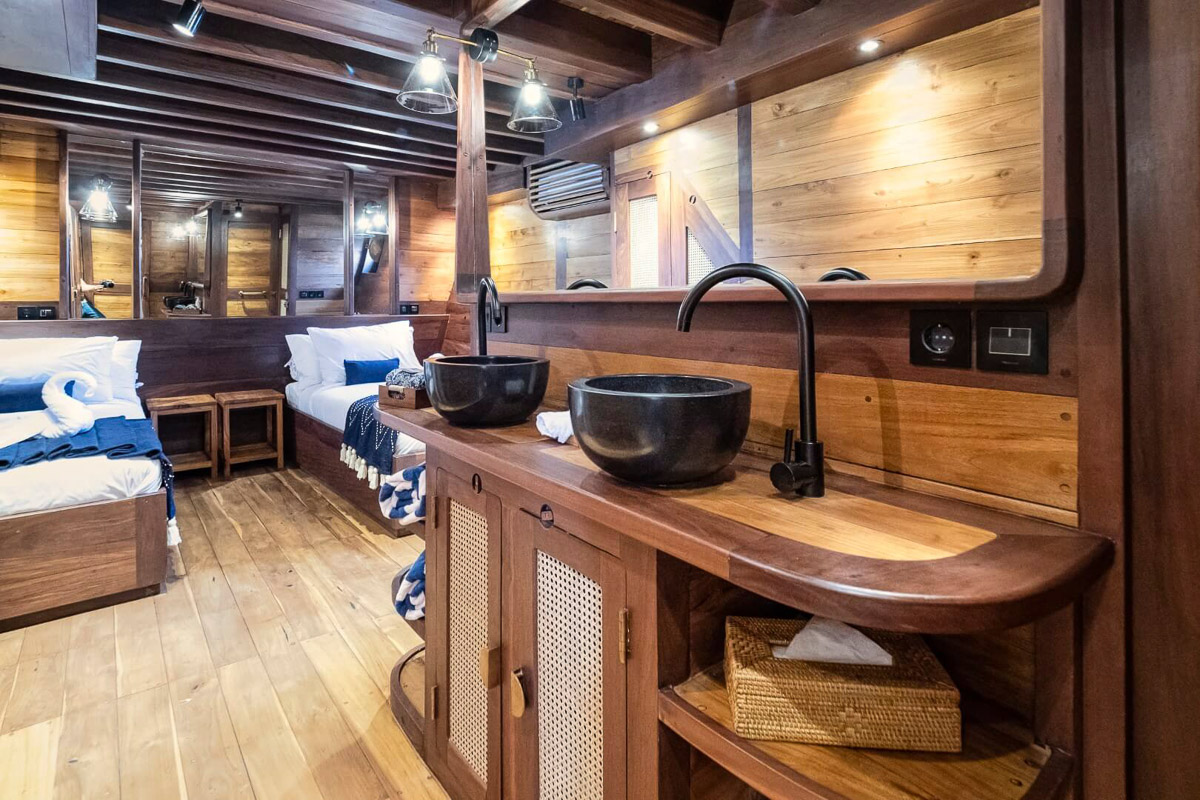 Majik Charter Yacht 16