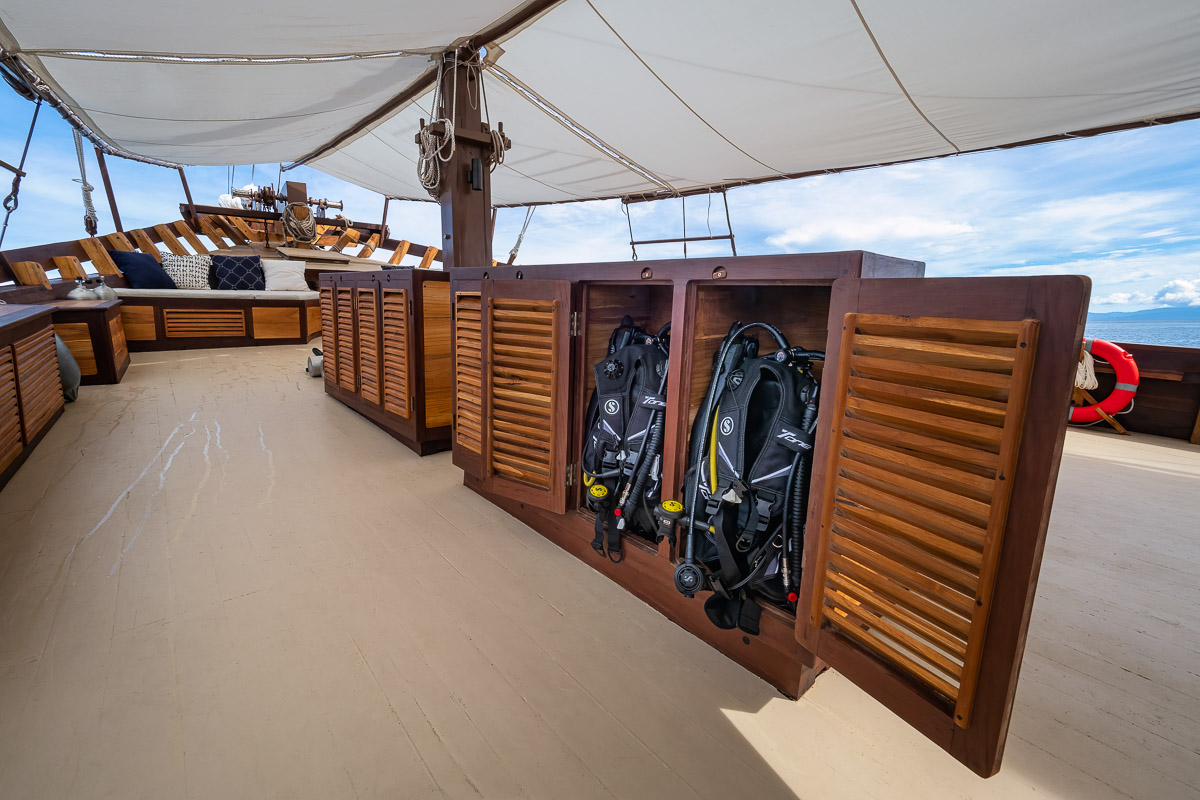 Majik Charter Yacht 21