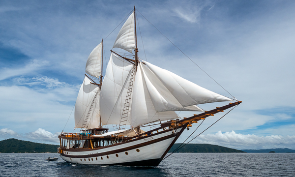 Majik is an exquisite phinisi delivering luxurious dive safaris in Indonesia.