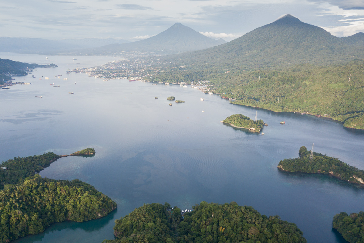 https://www.zubludiving.com/images/Indonesia/Sulawesi/Lembeh/Lembeh-Strait-Sulawesi-Indonesia-2.jpg