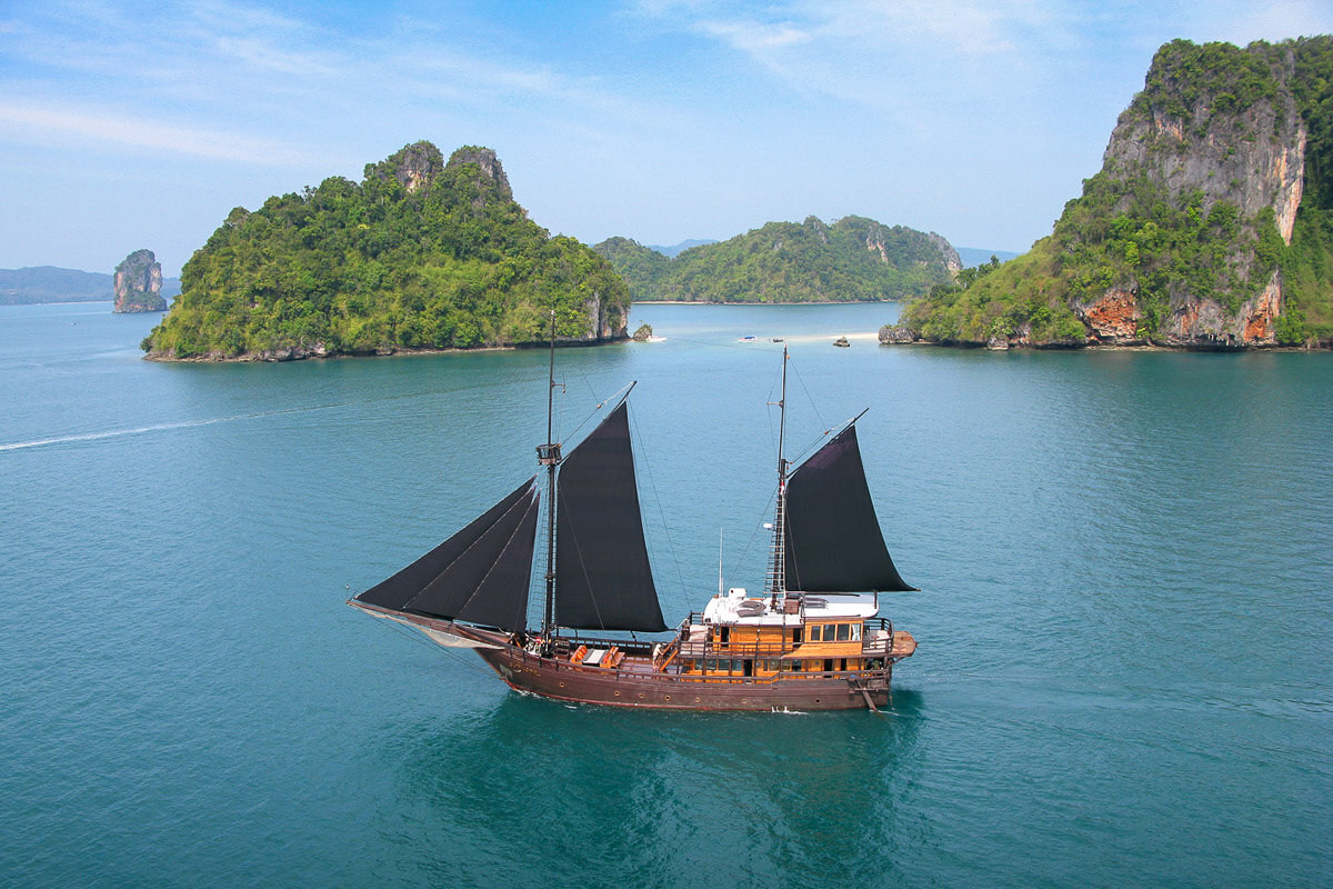 El Aleph liveaboard cruising in Raja Ampat